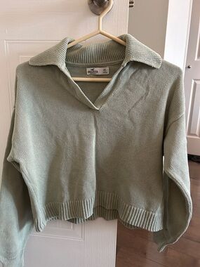 Hollister Light Sage Green V‑Neck Collared Knit Sweater